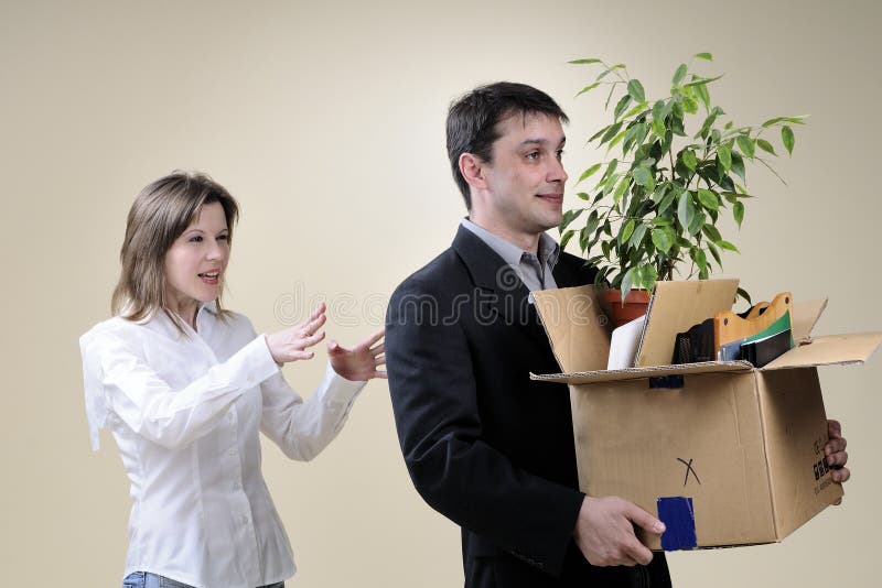 Uomo bianco che lascia spinta del gestore e dell'ufficio fotografia stock libera da diritti Uomo bianco che lascia spinta del gestore e dell'ufficio fotografia stock libera da diritti