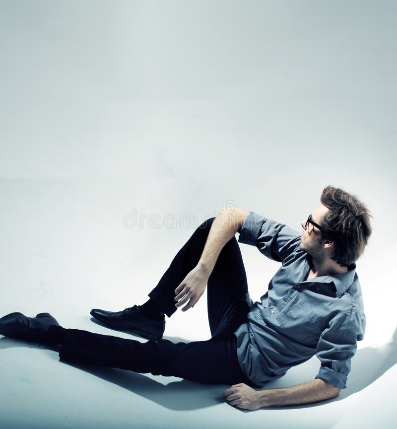 Uomo calmo di seduta e di pensiero immagini stock libere da diritti Uomo calmo di seduta e di pensiero immagini stock libere da diritti