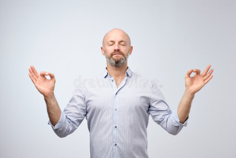 Uomo calvo bello con la setola che tiene gli occhi chiusi mentre meditare, ritenente rilassato, calmo, pacifico immagini stock Uomo calvo bello con la setola che tiene gli occhi chiusi mentre meditare, ritenente rilassato, calmo, pacifico immagini stock