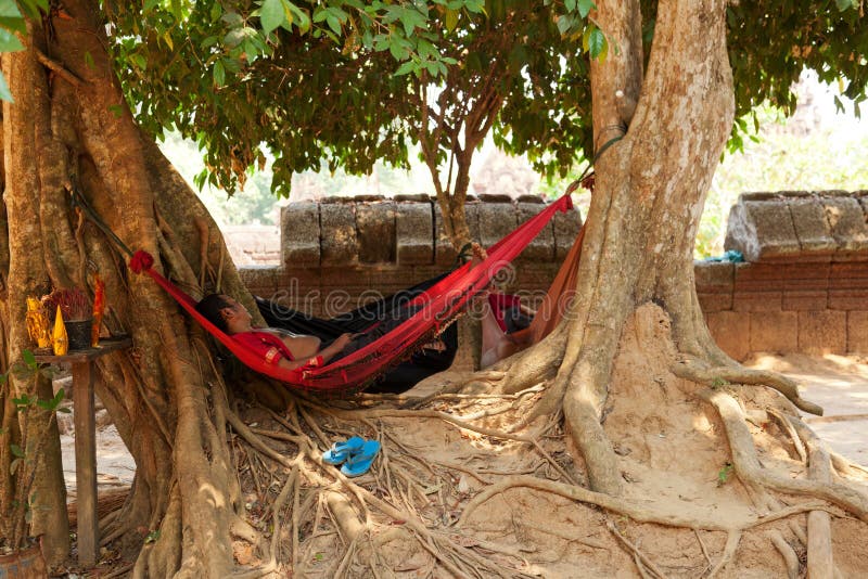 Uomo cambogiano che riposa, Angkor Wat fotografia stock libera da diritti Uomo cambogiano che riposa, Angkor Wat fotografia stock libera da diritti