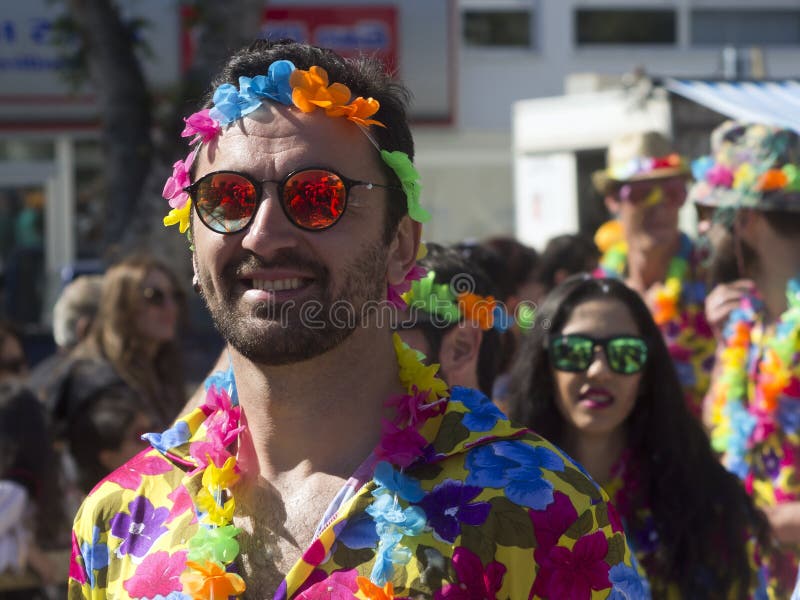 Uomo in Camicia Hawaiana Al Carnevale Immagine Stock Editoriale - Immagine  di hawaiano, fiore: 174776754