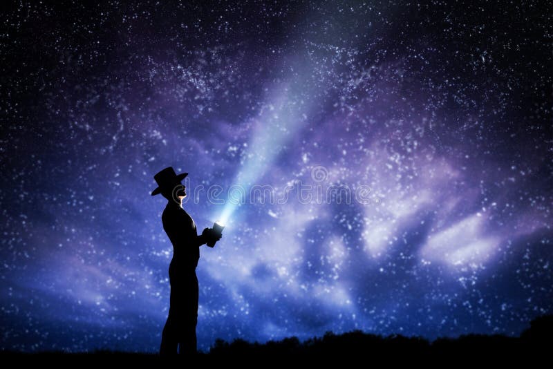 Uomo in cappello che fa luce fascio sul cielo notturno in pieno delle stelle per esplorare, sognare, magia illustrazione di stock