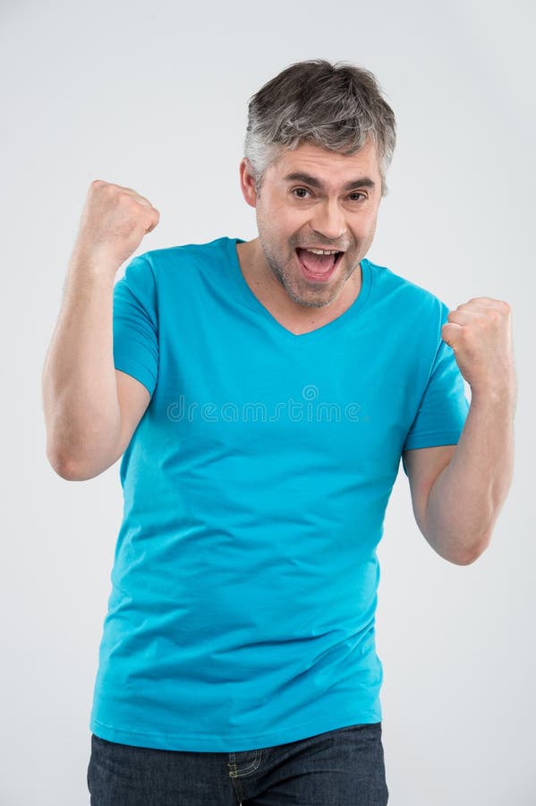 Uomo casuale che vince e che celebra sopra il fondo bianco fotografie stock libere da diritti Uomo casuale che vince e che celebra sopra il fondo bianco fotografie stock libere da diritti
