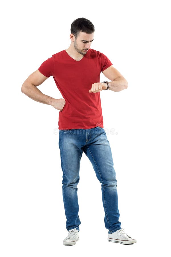 Uomo casuale turbato dei giovani che aspetta qualcuno che controlla tempo sull'orologio immagini stock libere da diritti Uomo casuale turbato dei giovani che aspetta qualcuno che controlla tempo sull'orologio immagini stock libere da diritti