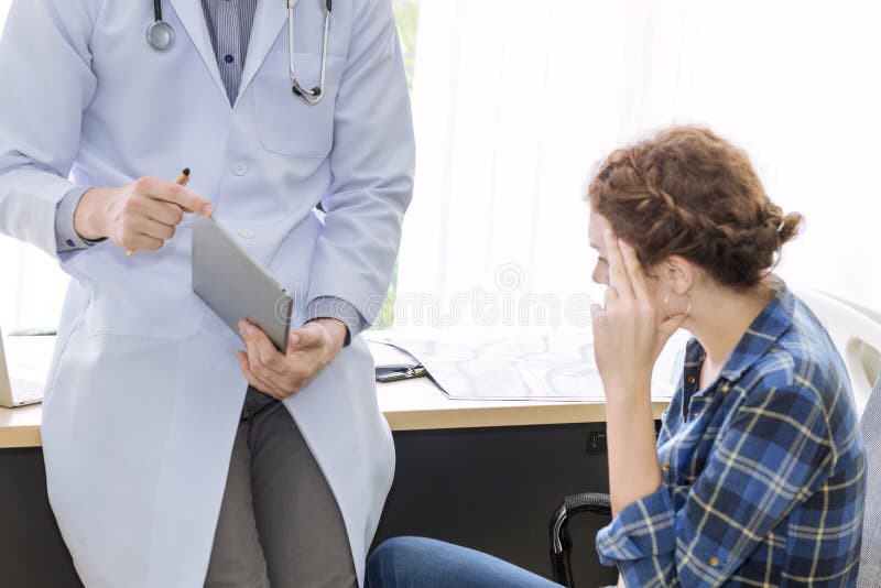 Uomo caucasico dei professionisti medici che rassicura e che parla fotografie stock libere da diritti Uomo caucasico dei professionisti medici che rassicura e che parla fotografie stock libere da diritti