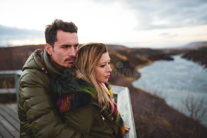 Uomo che abbraccia donna in Islanda fotografia stock libera da diritti Uomo che abbraccia donna in Islanda fotografia stock libera da diritti