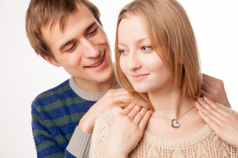 Uomo che attacca collana al collo della ragazza Uomo immagini stock libere da diritti Uomo che attacca collana al collo della ragazza Uomo immagini stock libere da diritti