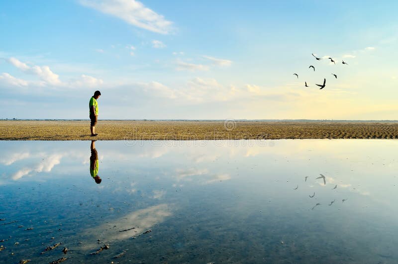 Uomo che cammina alla spiaggia immagine stock libera da diritti Uomo che cammina alla spiaggia immagine stock libera da diritti