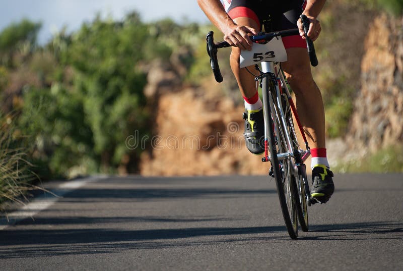 Uomo che cicla, atleta del ciclista della bici della strada su un ciclo della corsa