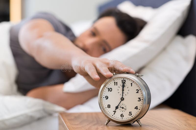Uomo che commuta fuori dall'allarme fotografia stock Uomo che commuta fuori dall'allarme fotografia stock