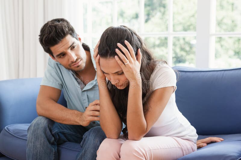 Uomo che conforta il suo partner turbato immagini stock Uomo che conforta il suo partner turbato immagini stock