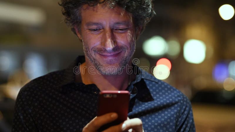 Uomo che controlla smartphone alla notte