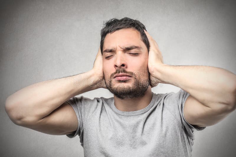 Uomo Che Copre Le Sue Orecchie Immagine Stock Immagine di arrabbiato