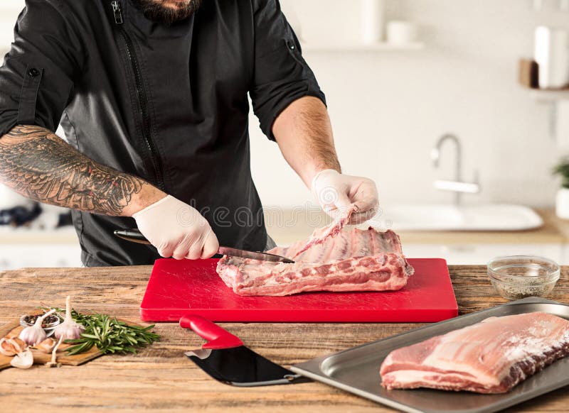 Uomo che cucina la bistecca della carne sulla cucina fotografie stock Uomo che cucina la bistecca della carne sulla cucina fotografie stock