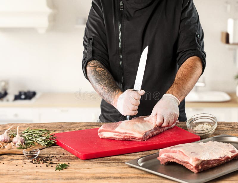 Uomo che cucina la bistecca della carne sulla cucina fotografie stock libere da diritti Uomo che cucina la bistecca della carne sulla cucina fotografie stock libere da diritti