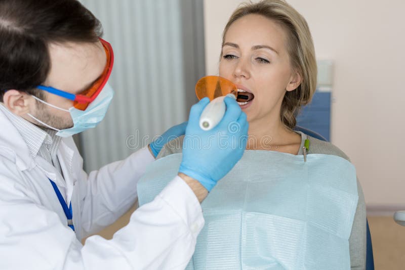 Uomo che fa il materiale da otturazione del dente fotografia stock Uomo che fa il materiale da otturazione del dente fotografia stock