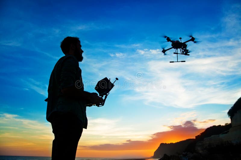Uomo che gioca con il fuco fotografie stock libere da diritti Uomo che gioca con il fuco fotografie stock libere da diritti