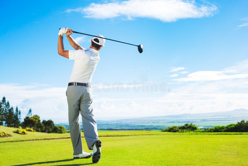 Uomo che gioca golf fotografia stock