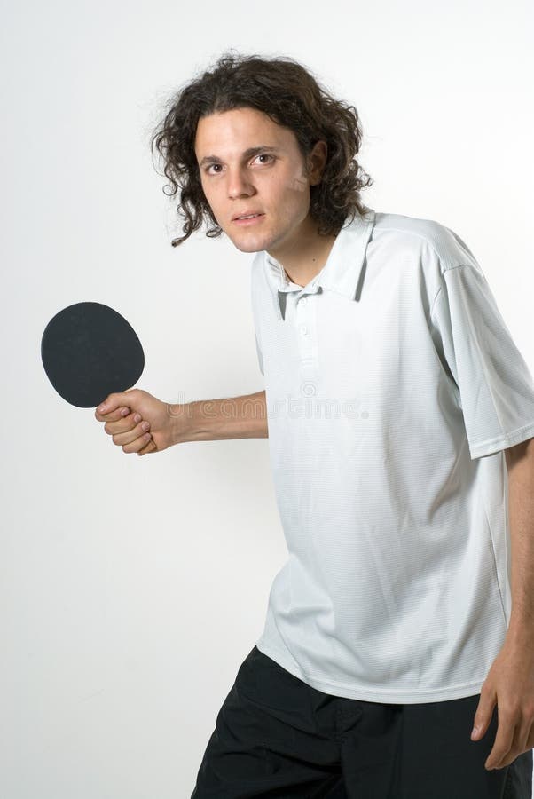 Uomo che gioca rumore metallico Pong - verticale immagine stock libera da diritti Uomo che gioca rumore metallico Pong - verticale immagine stock libera da diritti