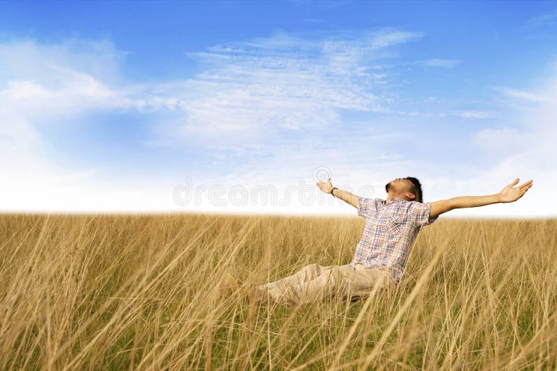 Uomo che gode della libertà fotografie stock Uomo che gode della libertà fotografie stock