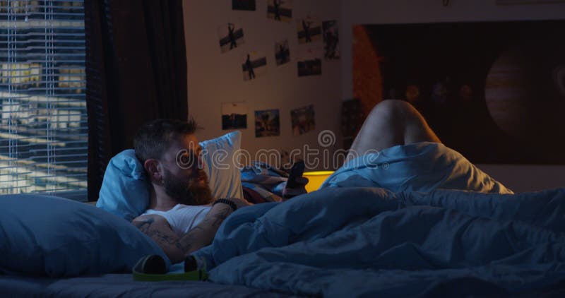 Uomo che grida sul telefono cellulare fotografie stock libere da diritti Uomo che grida sul telefono cellulare fotografie stock libere da diritti