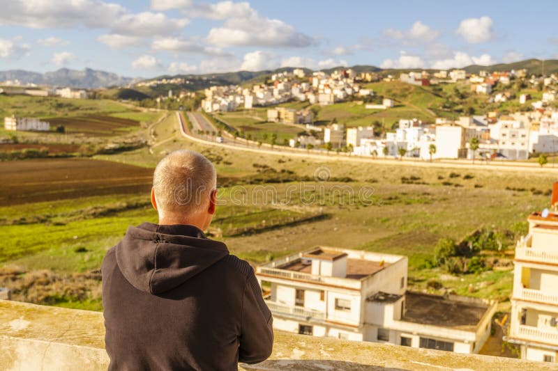 Uomo che guarda la bella paesaggistica della città fnideq marocco fotografia stock libera da diritti