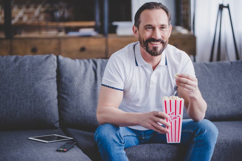 Uomo Che Guarda TV E Che Mangia Popcorn Fotografia Stock - Immagine di  vita, domestico: 119165042