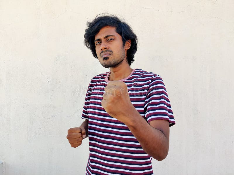 Uomo che indossa una maglietta in posa di boxe. pronto a combattere. fondo bianco fotografia stock libera da diritti