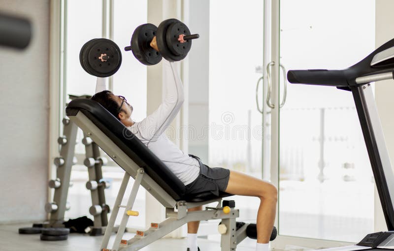 Uomo che lavora con i manichini in palestra immagine stock libera da diritti