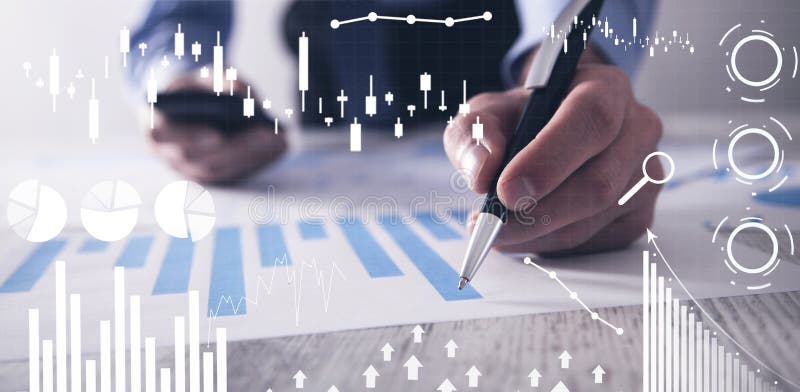 Uomo che lavora nell'ufficio Grafici finanziari di crescita Aumento di vendite immagine stock Uomo che lavora nell'ufficio Grafici finanziari di crescita Aumento di vendite immagine stock