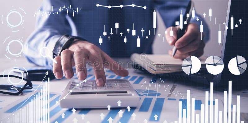 Uomo che lavora nell'ufficio Grafici finanziari di crescita Aumento di vendite fotografia stock libera da diritti Uomo che lavora nell'ufficio Grafici finanziari di crescita Aumento di vendite fotografia stock libera da diritti