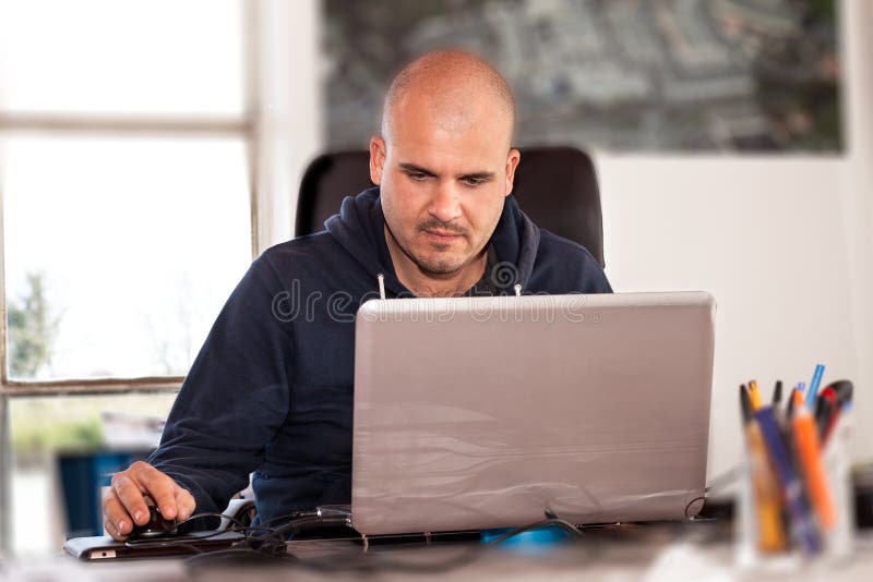 Uomo che usa un laptop fotografia stock