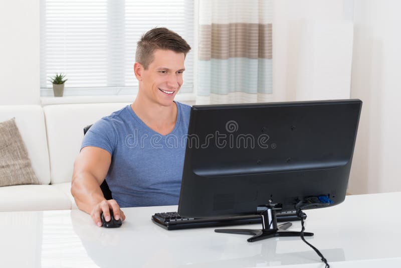 Uomo che per mezzo del desktop computer