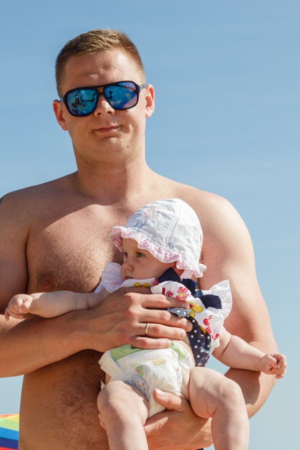 Uomo che posa con il bambino su estate immagini stock libere da diritti Uomo che posa con il bambino su estate immagini stock libere da diritti