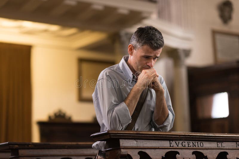Un Cattolico Può Entrare In Una Chiesa Evangelica Uomo Che Prega Nella Chiesa Fotografia Stock - Immagine di religioso