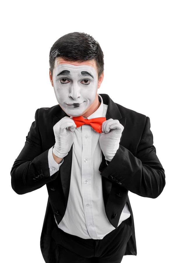 Uomo che raddrizza farfallino rosso fotografie stock Uomo che raddrizza farfallino rosso fotografie stock