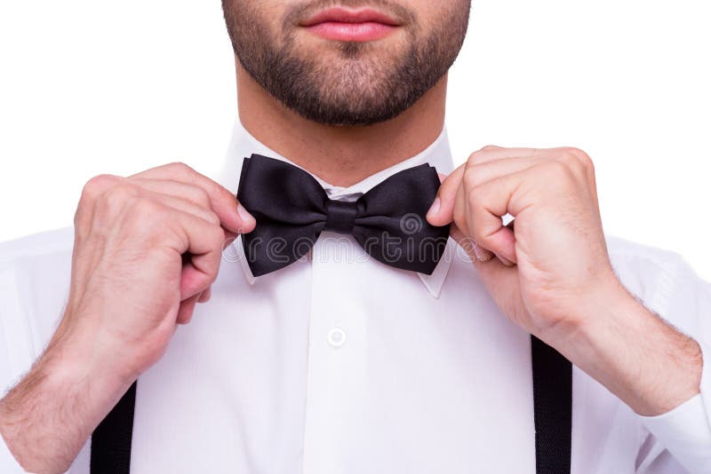 Uomo che regola farfallino fotografie stock libere da diritti Uomo che regola farfallino fotografie stock libere da diritti