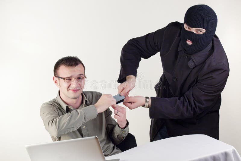 Uomo che ruba dati da un laptop immagini stock