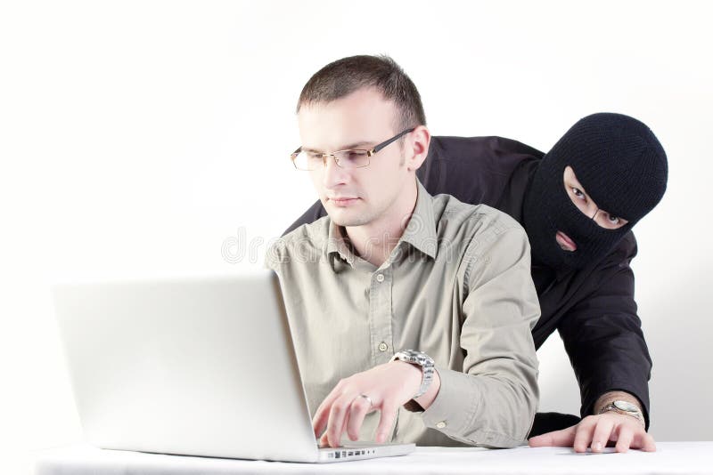 Un uomo che ruba una carta a un cliente in un negozio fotografie stock