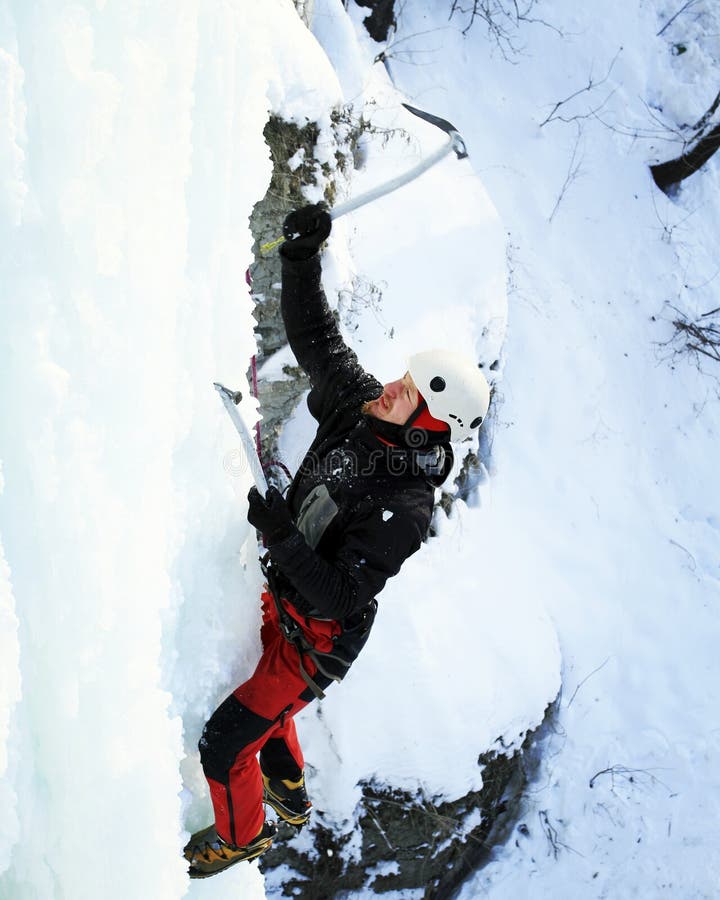 Uomo che scala cascata congelata fotografia stock Uomo che scala cascata congelata fotografia stock