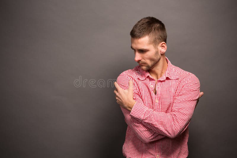 Uomo che si abbraccia in studio fotografie stock Uomo che si abbraccia in studio fotografie stock