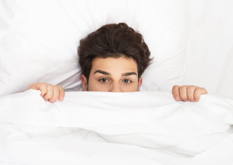 Uomo Che Si Nasconde a Letto Immagine Stock - Immagine di umore