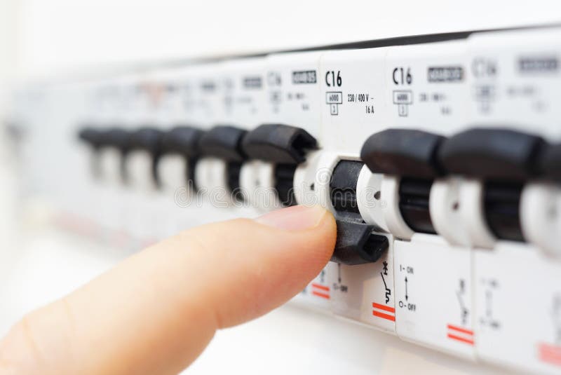 Uomo che spegne il fusebox fotografie stock libere da diritti Uomo che spegne il fusebox fotografie stock libere da diritti