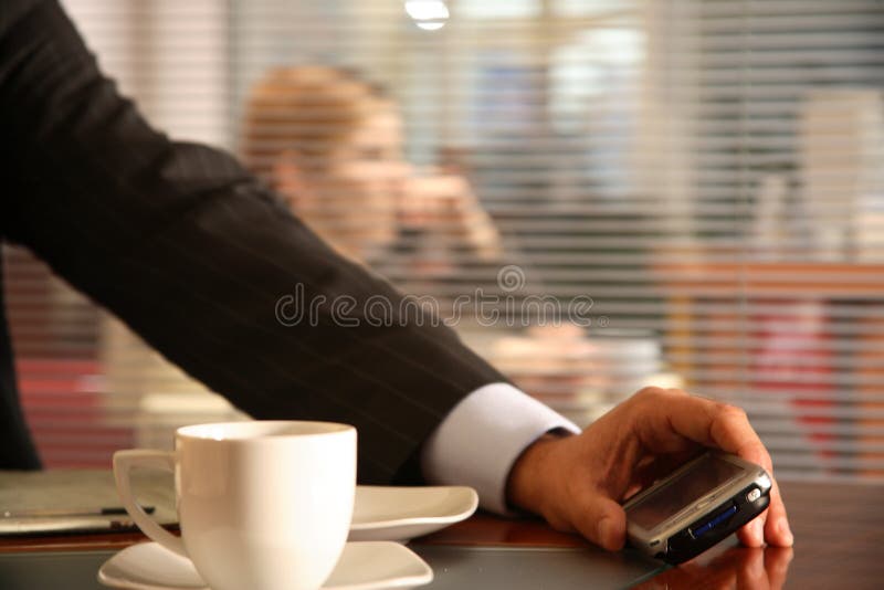 Uomo che tiene telefono mobile moderno - alto vicino immagine stock libera da diritti Uomo che tiene telefono mobile moderno - alto vicino immagine stock libera da diritti