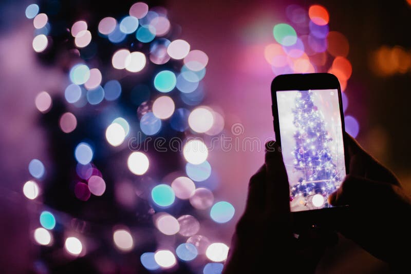 Uomo che tiene un telefono e che prende un'immagine fotografie stock Uomo che tiene un telefono e che prende un'immagine fotografie stock