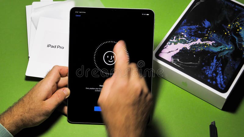 Uomo che unboxing disimballando il nuovo iPad dei calcolatori Apple pro