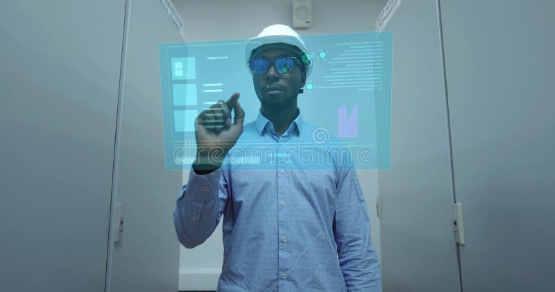 Uomo che utilizza un portatile mentre lavora in una stanza server stock footage