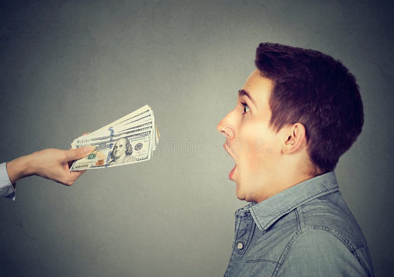 Uomo colpito che esamina le banconote in dollari dei contanti fotografia stock libera da diritti Uomo colpito che esamina le banconote in dollari dei contanti fotografia stock libera da diritti