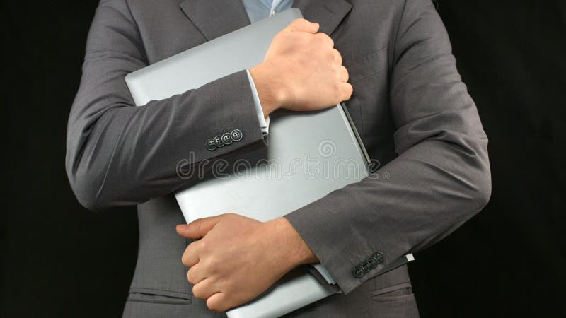 Uomo in computer portatile stretto, protezione dei dati della tenuta del vestito personale fotografia stock libera da diritti Uomo in computer portatile stretto, protezione dei dati della tenuta del vestito personale fotografia stock libera da diritti