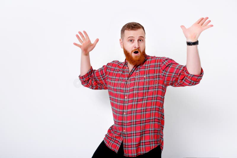 Uomo Con Capelli Rossi E Barba In Camicia Di Plaid